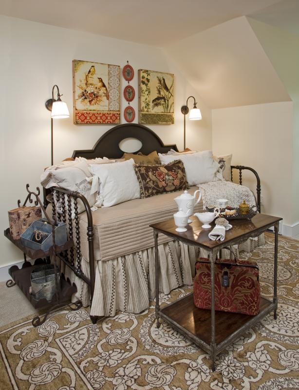 Daybed Dressed in Custom Linens